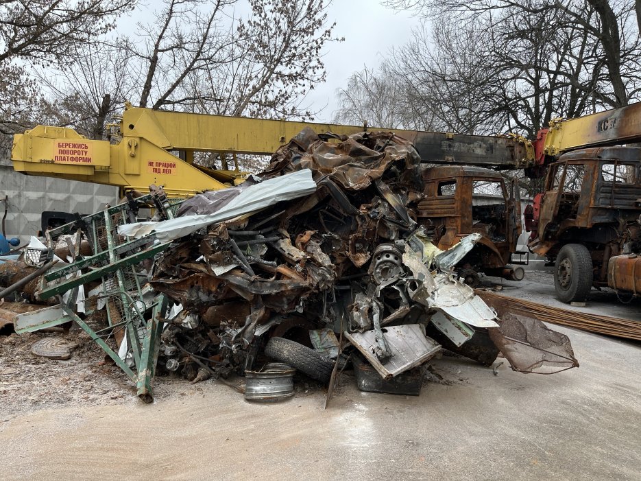 Tchernihiv. Le parc des camions et grues détruit pendant le siège de la ville au printemps 2022